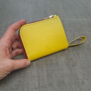 "Speciální verze peněženky s poutkem vznikla v naší dílně na míru zákaznici, která chtěla kompaktní, ale nepřehlédnutelný...