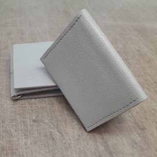 "Výroba na přání k životnímu jubileu 🤍 Z nové šedivé kozinky jsem vytvořila set pouzdra na karty a peněženky s klipem. Oba...