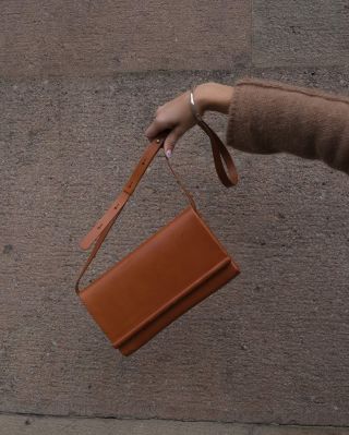 "Psaníčko s tyčkou v koňakové. 🧡 Elegantní, jednoduché a nadčasové. K dostání v @kvartyrstudio.cz , příští víkend na...